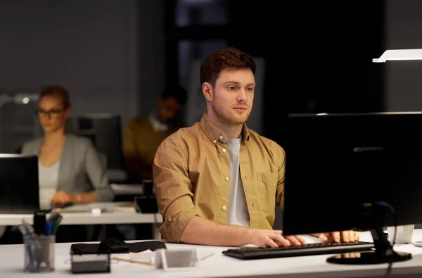 Man with computer working late at night office — Stock Photo, Image