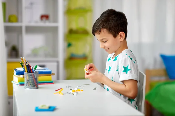 Kleiner Junge spielt zu Hause mit Baukasten — Stockfoto