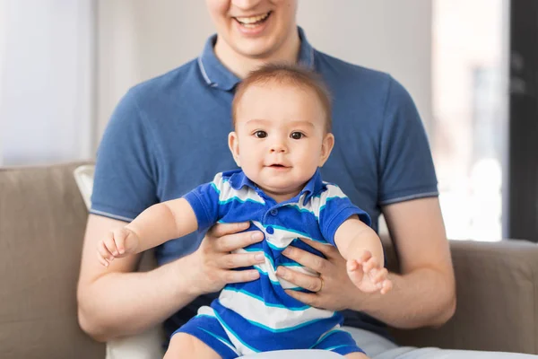 幸福的小儿子与父亲在家里 — 图库照片