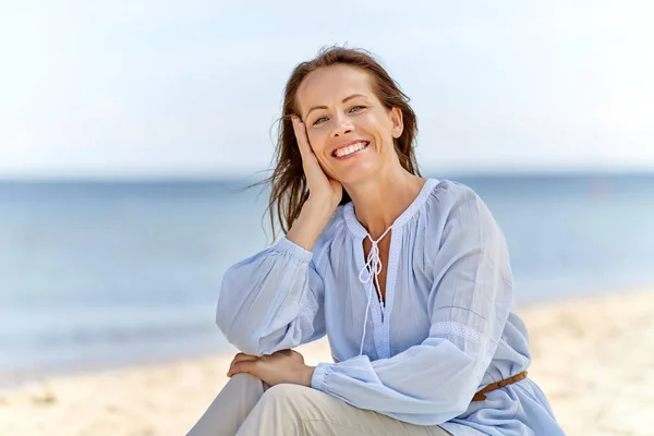 Feliz mujer sonriente en la playa de verano — Foto de Stock