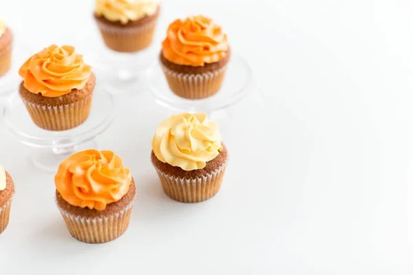 Cupcakes with frosting on confectionery stands — Stock Photo, Image