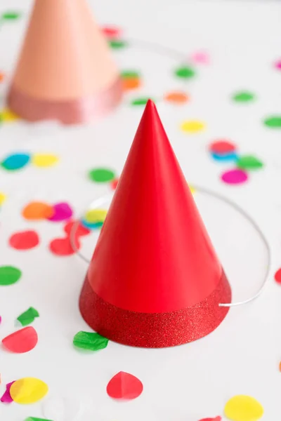 Tampa de festa de aniversário vermelho e confete — Fotografia de Stock