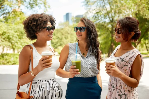 Happy women or friends with drinks at summer park — Stock Photo, Image