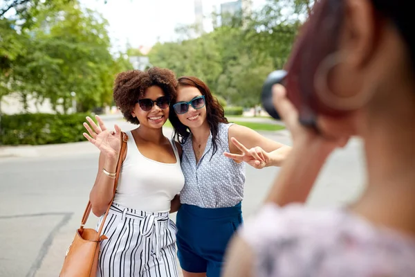 Femme photographiant ses amis dans le parc d'été — Photo