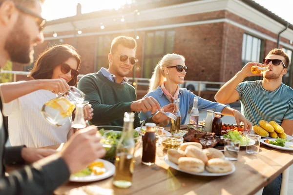 Vrienden die dineren of bbq party op het dak — Stockfoto