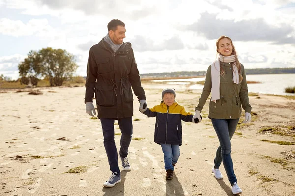 Wandelen langs herfst strand en gelukkige familie — Stockfoto