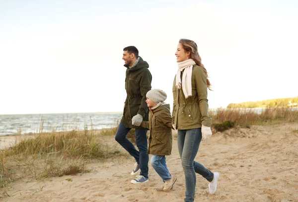 Feliz familia caminando a lo largo de la playa otoño —  Fotos de Stock