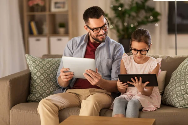 Vader en dochter met Tablet PC's thuis — Stockfoto