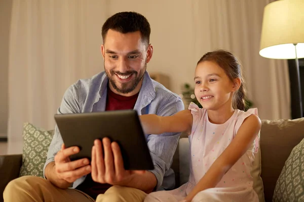 Père et fille avec tablette à la maison — Photo