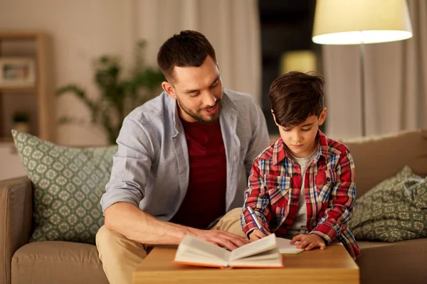 Père et fils faisant leurs devoirs ensemble — Photo