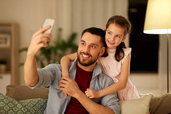 Padre e hija tomando selfie en casa —  Fotos de Stock