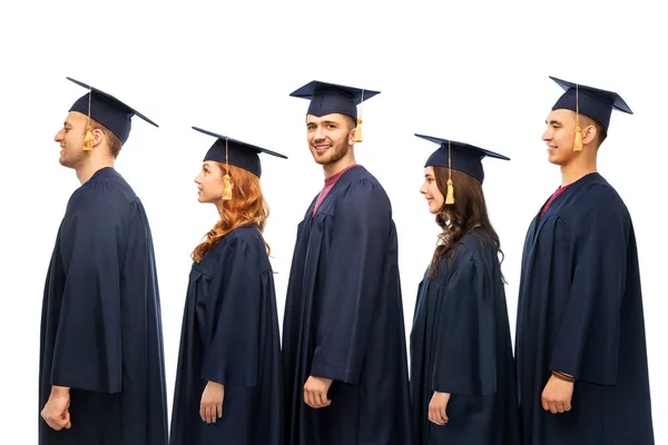 Graduados em placas de argamassa e vestidos de solteiro — Fotografia de Stock