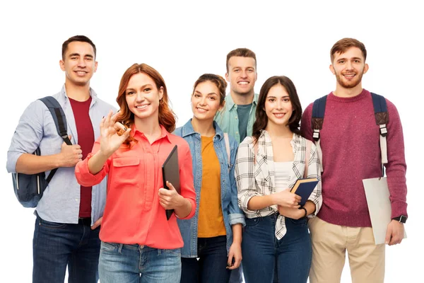 Grupp av leende studenter visar ok hand tecken — Stockfoto