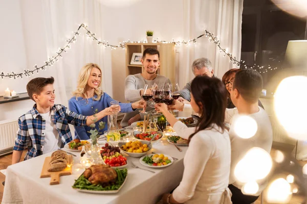 Familia feliz teniendo una cena en casa —  Fotos de Stock