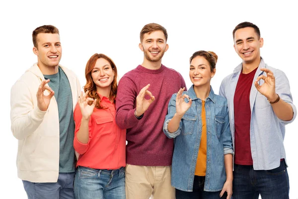Groep lachende vrienden tonen ok handen teken — Stockfoto