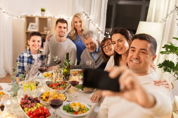 Família que janta e toma selfie — Fotografia de Stock