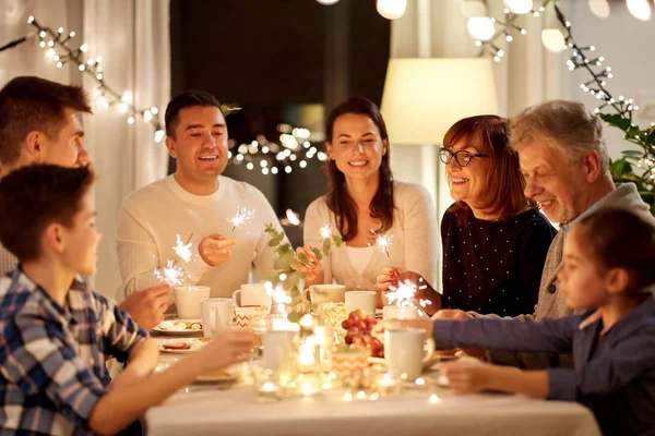 Familie met wonderkaarsen met tea party thuis — Stockfoto