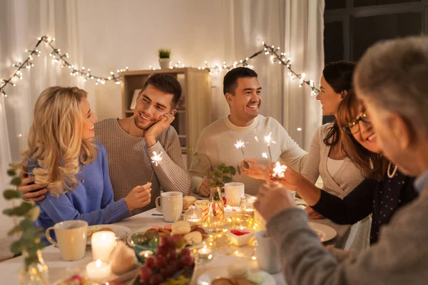 Familie met wonderkaarsen met diner thuis — Stockfoto