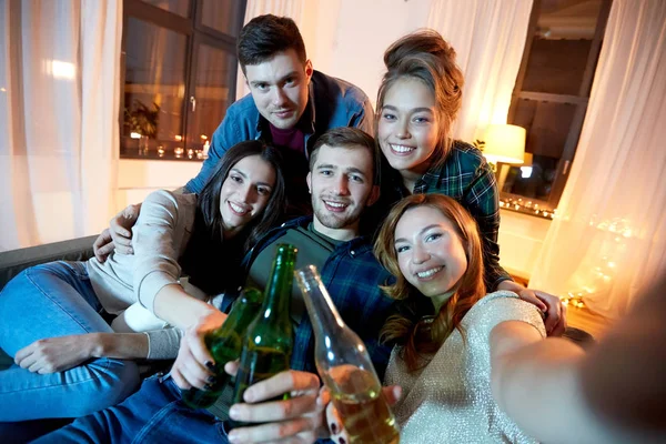 Amigos felizes tomando selfie na festa em casa — Fotografia de Stock