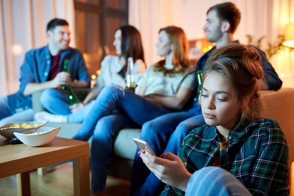 Jovem triste com smartphone na festa em casa — Fotografia de Stock