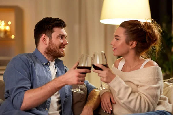 Ivott vörös bort otthon, esténként boldog pár — Stock Fotó