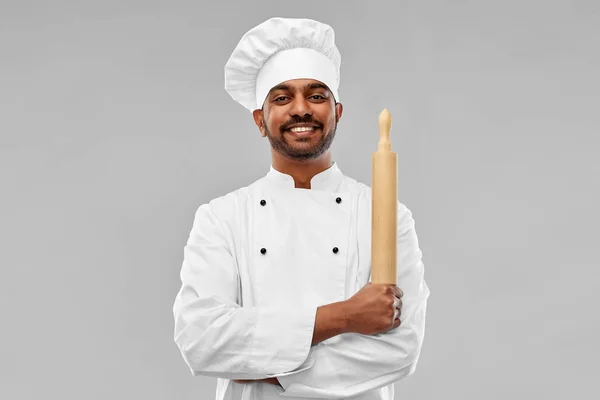 Heureux mâle chef indien ou boulanger avec rouleau à pâtisserie — Photo