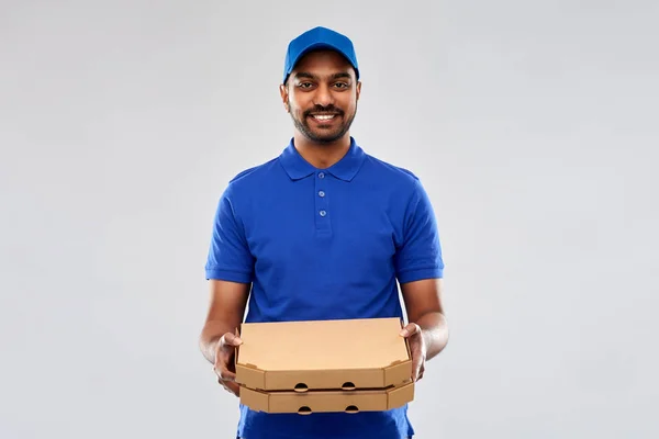 Repartidor indio feliz con cajas de pizza en azul — Foto de Stock