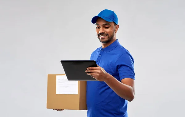 Людина з доставки індіану з планшетом pc і коробкою для посилок — стокове фото