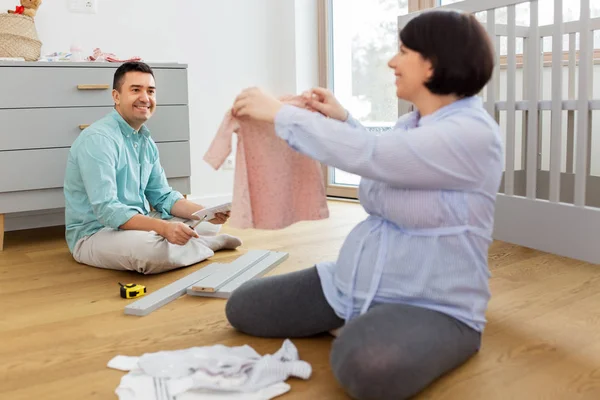 Casal familiar se preparando para o nascimento do bebê em casa — Fotografia de Stock