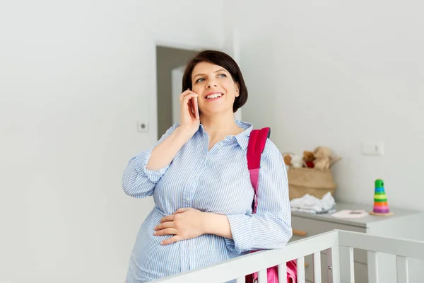 Femme enceinte avec sac d'hôpital et appel — Photo