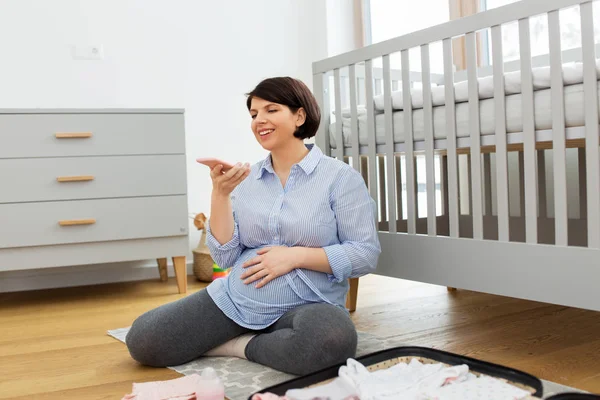 Gravid kvinna packning väska för förlossningsklinik — Stockfoto