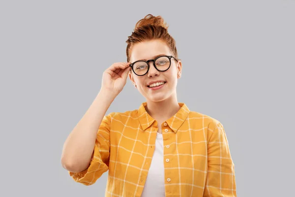 Mosolygós vörös hajú tizenéves diák lány szemüveg — Stock Fotó