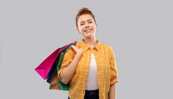 Sorrindo vermelho peludo adolescente com sacos de compras — Fotografia de Stock