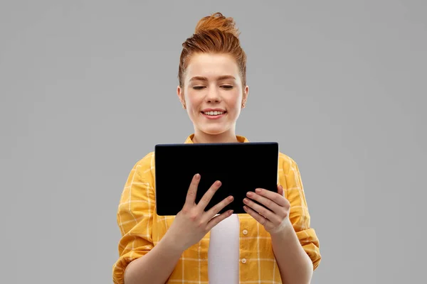 Tablet bilgisayar kullanan kırmızı saçlı genç kız — Stok fotoğraf