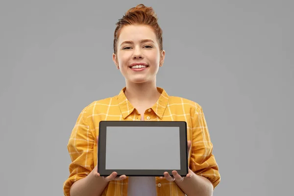 Röd haired tonårig flicka visar tablet PC — Stockfoto