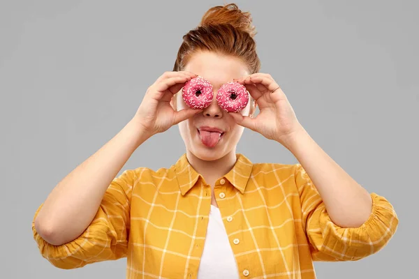 Menina adolescente engraçado com donuts em vez de olhos — Fotografia de Stock