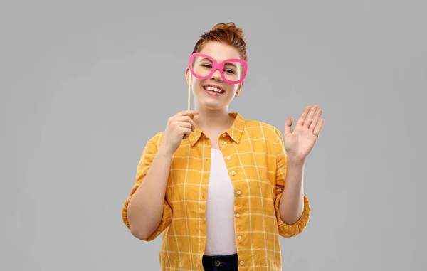 Leende rödhåriga tonårs flicka med stora glasögon — Stockfoto