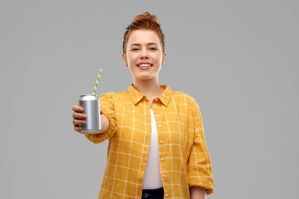 Jovem mulher ou adolescente bebendo refrigerante de lata — Fotografia de Stock