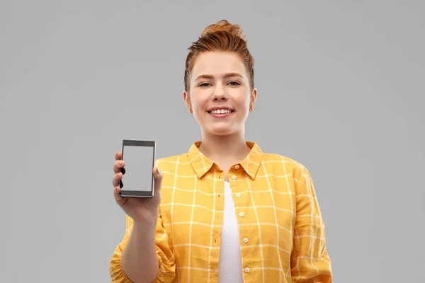 Glimlachend roodharige tiener meisje laten zien smartphone — Stockfoto