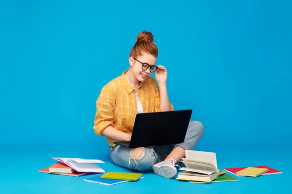 Röd haired teenage student tjej med laptop — Stockfoto