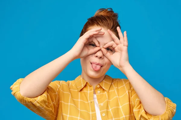Rood harige tienermeisje maken vinger bril — Stockfoto