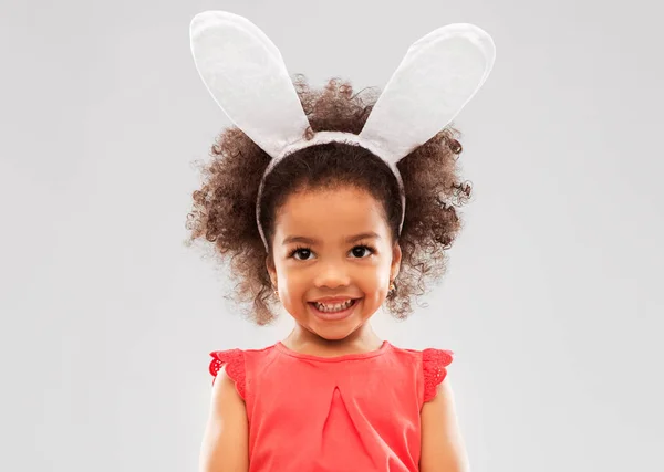 Gelukkig klein meisje dragen easter bunny oren — Stockfoto