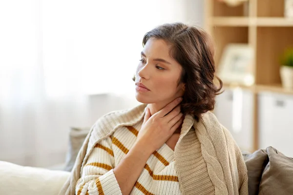 Несчастная больная женщина с больным горлом дома — стоковое фото