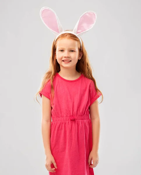 Menina ruiva feliz vestindo orelhas de coelho de Páscoa — Fotografia de Stock