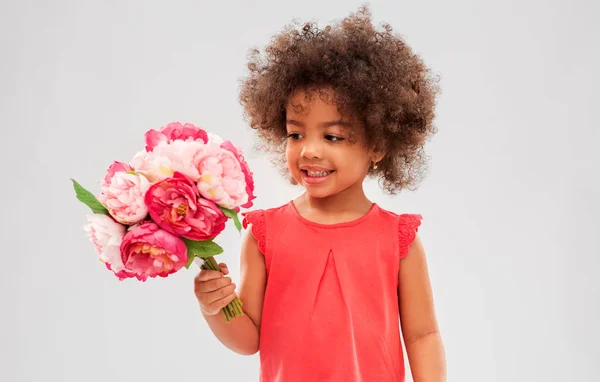꽃과 함께 행복 한 아프리카계 미국인 소녀 스톡 이미지