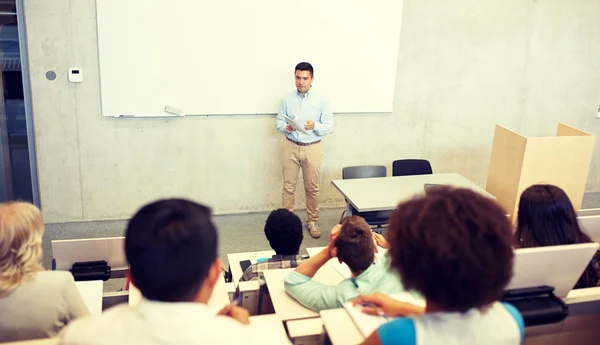 Grupo de alunos e professor em palestra — Fotografia de Stock