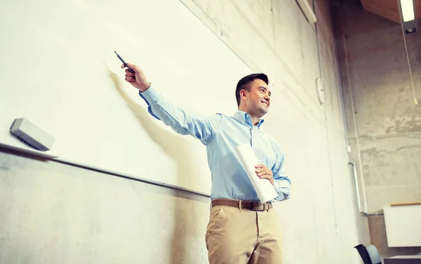 Leraar wijzend marker aan whiteboard bij lezing — Stockfoto