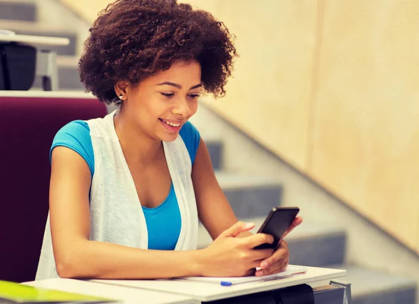 Africano estudiante chica con smartphone en conferencia — Foto de Stock