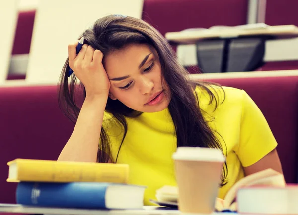 Estudante menina com livros e café em palestra — Fotografia de Stock