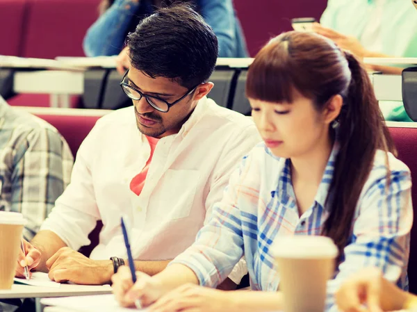 Studentengruppe mit Kaffeeschreiben in der Vorlesung — Stockfoto